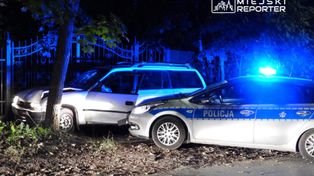 Warszawa: Nocny pościg na Białołęce. Kierujący uderzył w drzewo