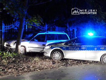 Warszawa: Nocny pościg na Białołęce. Kierujący uderzył w drzewo