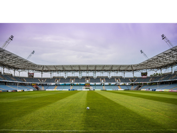 Próba awantury podczas meczu Gryf Słupsk - Elana Toruń. Z głośników Gangsta's Paradise, dwóch policjantów rannych, zdemolowany stadion