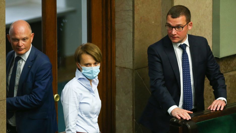 Wiceminister Paweł Szefernaker (pierwszy z prawej) chwali Jadwigę Emilewicz