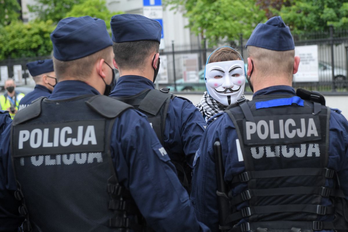 Koronawirus. Protest przedsiębiorców. Policja: Jeden z zatrzymanych mężczyzn miał objawy zakażenia