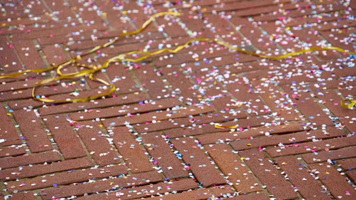 57-latka z Wielkiej Brytanii otrzymała "bombę" z brokatem. Uważa, że to forma prześladowania za jej antyszczepionkowe poglądy