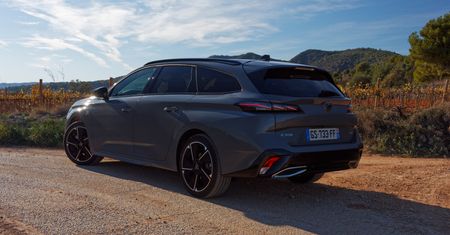 Pierwsza jazda: Peugeot E-308 i E-308 SW — skok do wody z rekinami