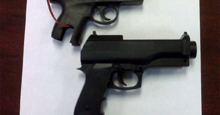 Realistyczny pistolet-zabawka winny śmierci trzylatki