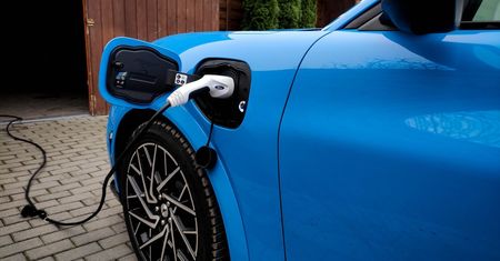 Ford i Volvo chcą zakazu sprzedaży aut spalinowych po 2035 roku. Dołączają do 26 firm
