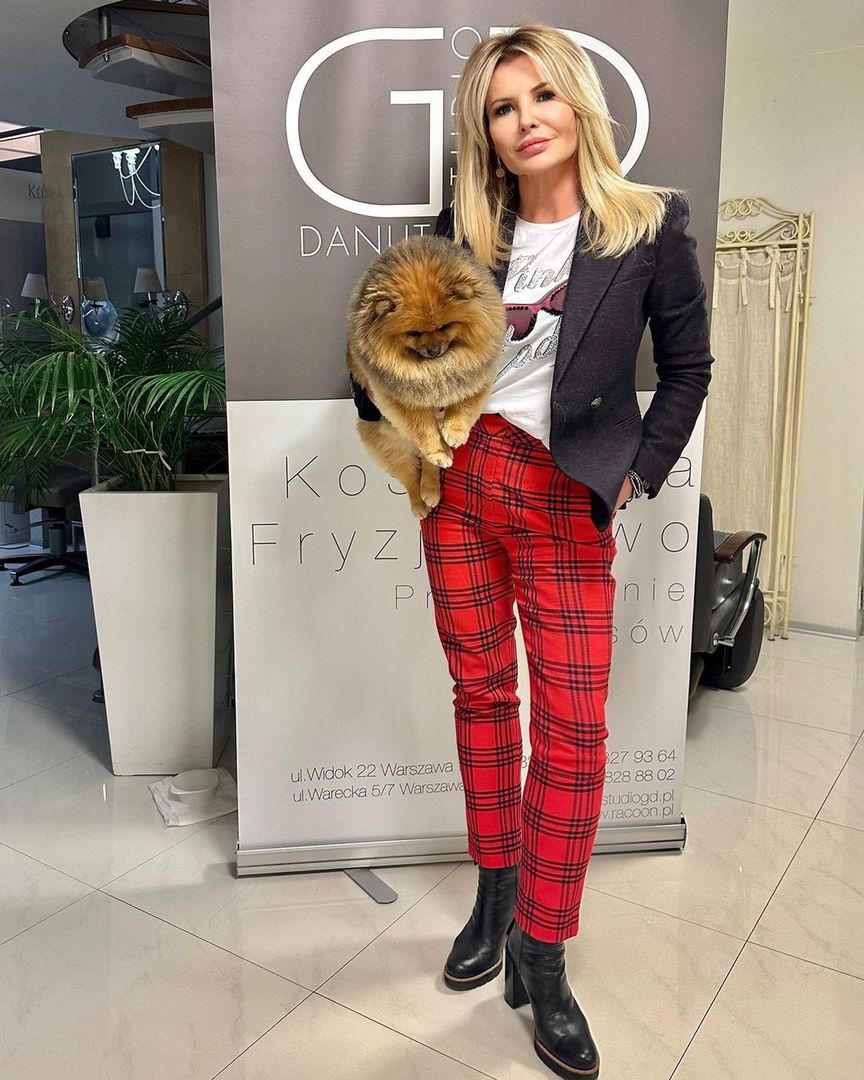 Joanna Racewicz w czerwonych spodniach w kratę tartan