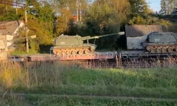 Już suną po torach. Rosyjskie haubice zmierzają w kierunku Ukrainy