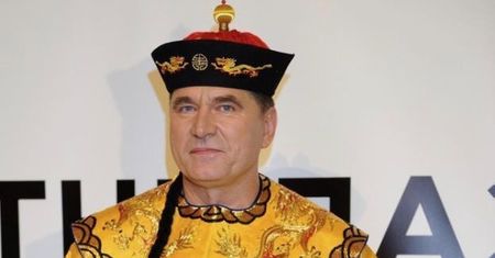 Sławomir Świerzyński olśniewa luksusem: "Siedzimy na krawędzi basenu, flaszki stoją co pięć metrów"