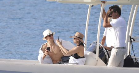 Orlando Bloom bawi się z NOWYMI DZIEWCZYNAMI na plaży (ZDJĘCIA)