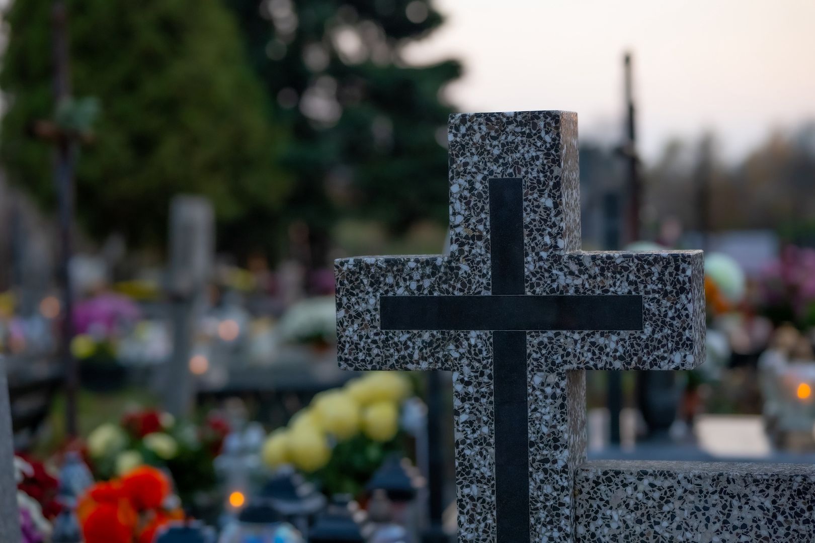 Nawet 5 tys. zł. Cmentarz można opuścić z dotkliwym mandatem