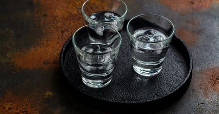 Polacy piją na umór w pandemii. Dziwi, ile wydaliśmy na alkohol w poprzednim roku