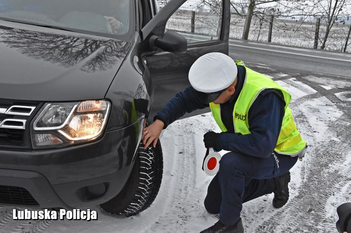 Policjant kontroluje samochód