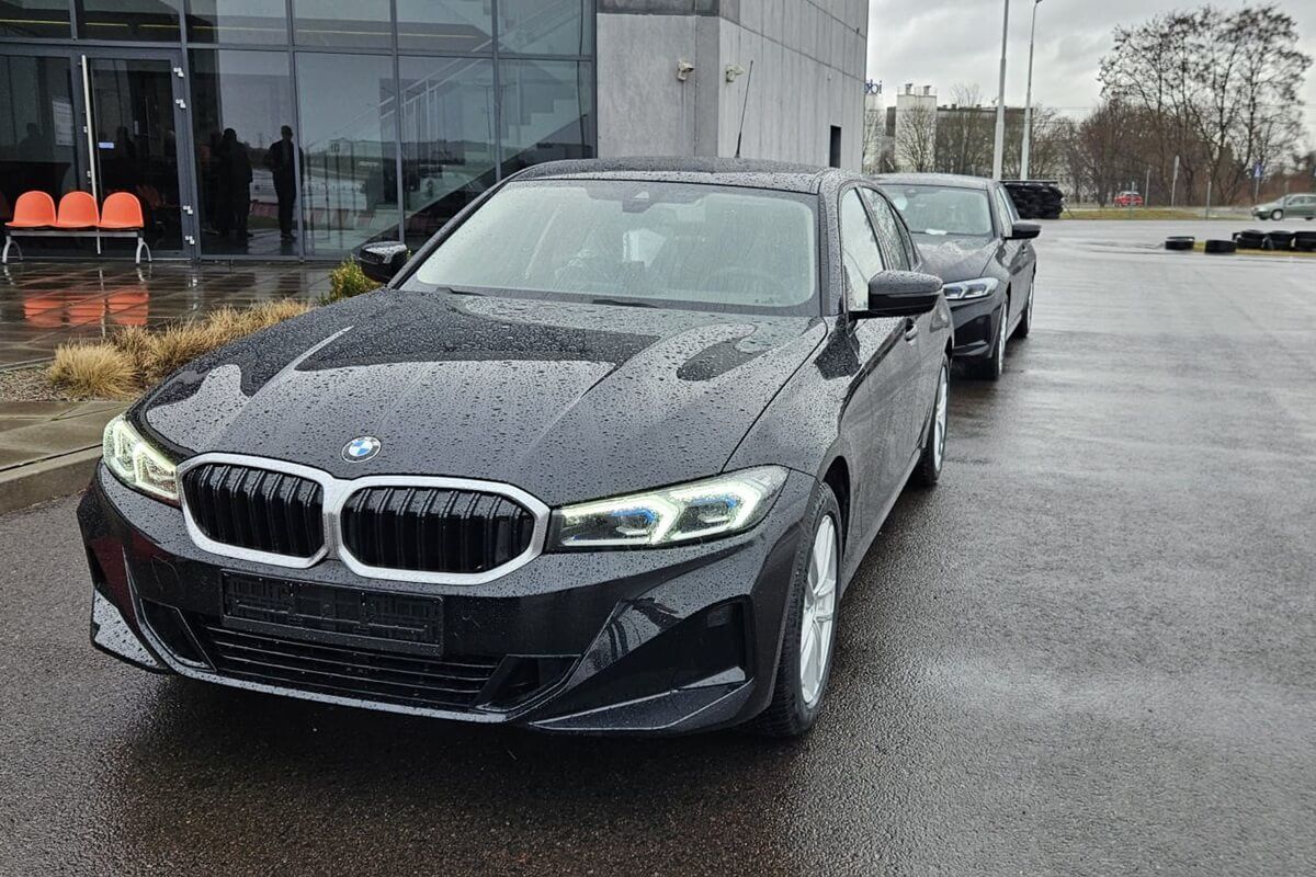 Policjanci szkolili technikę jazdy nowymi nieoznakowanymi radiowozami BMW na terenie ODTJ Lublin