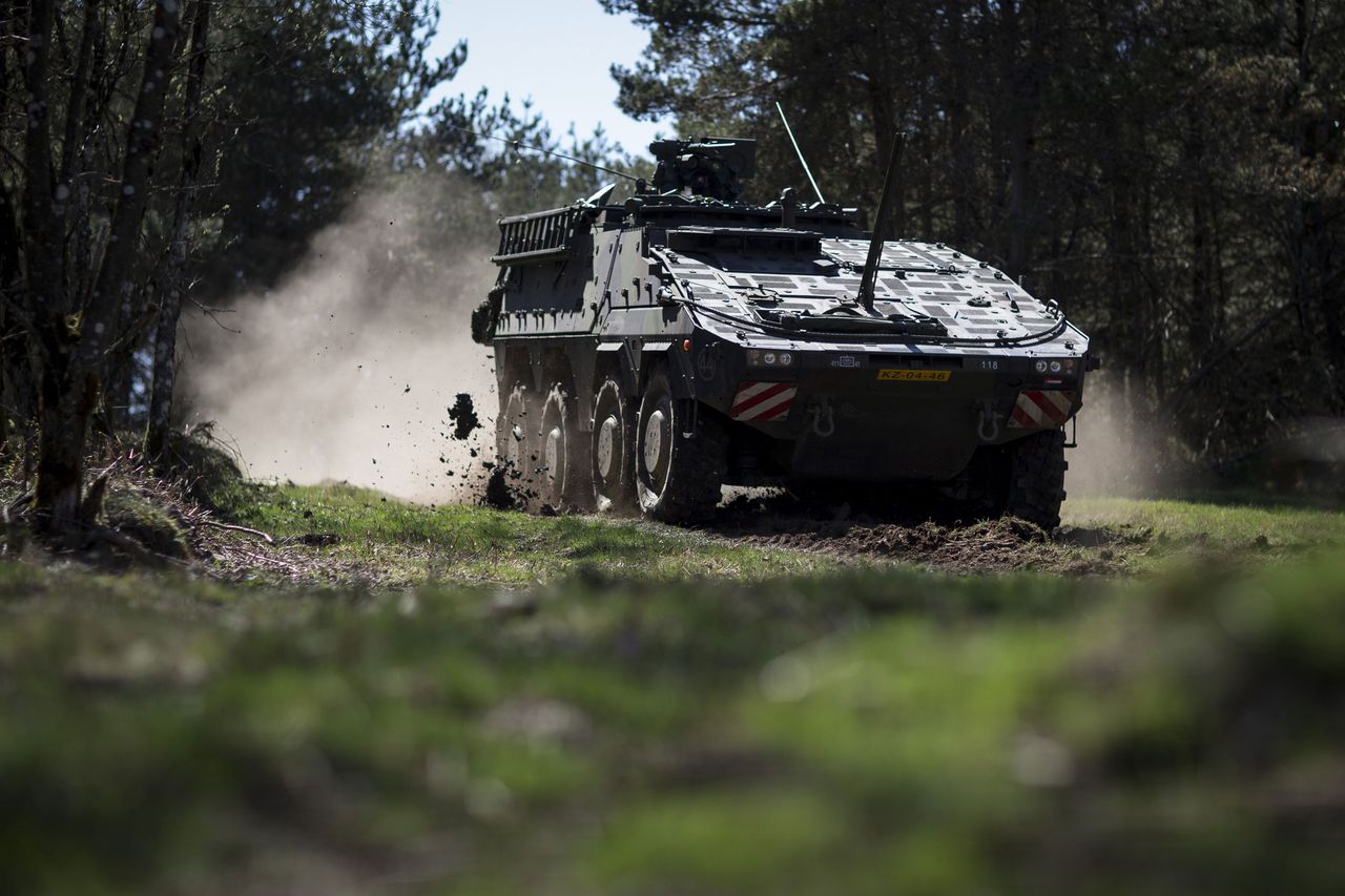 Wariant inżynieryjny holenderskiego Boxera z 17. Batalionu Piechoty podczas ćwiczeń w La Courtine we Francji, 2015