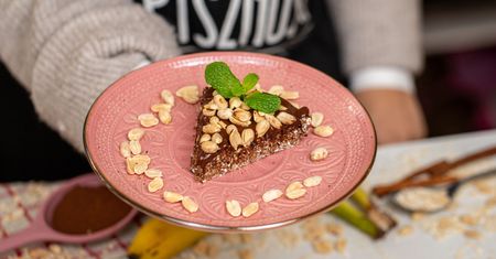 Bananowe ciasto bez pieczenia w wersji fit. Zrobisz je w mgnieniu oka
