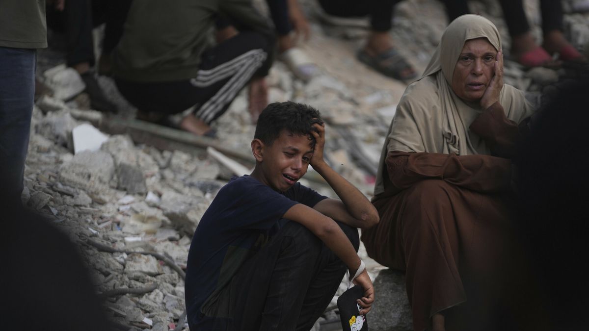 Gehenna Gazy
Palestinians mourn during the funeral of people who were killed while trying to reach aid trucks entering northern Gaza through the Zikim crossing with Israel, at Shifa Hospital, in Gaza City, Saturday, July 26, 2025. (AP Photo/Abdel Kareem Hana)
Abdel Kareem Hana