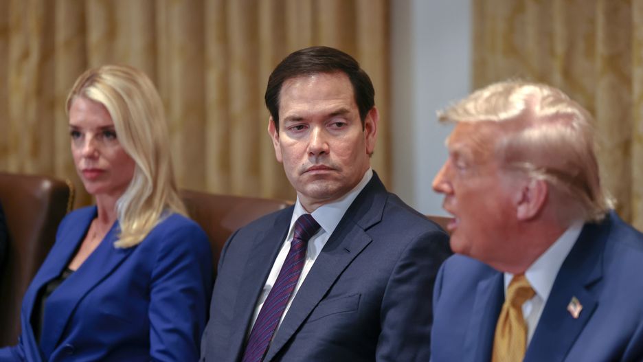 US Attorney General Pam Bondi (L), United States Secretary of State Marco Rubio (C) listen as United States President Donald J Trump gives remarks as they participate in a Cabinet Meeting in the Cabinet Room of the White House in Washington, DC, USA, 08 July 2025. EPA/AARON SCHWARTZ / POOL Dostawca: PAP/EPA.