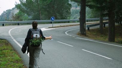 Nie ma jak dojechać do szkoły. Musi polegać na obcych ludziach