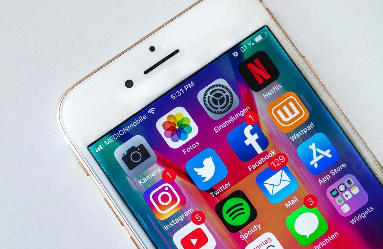 Facebook, WhatsApp i Instagram na iPhone. Jest powód, żeby je odinstalować