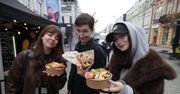 Foodtrucki zaparkowały w centrum Kielc. Wiosenny Street Food Polska Festival z daniami z całego świata. Zobacz zdjęcia