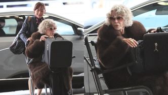 Jane Fonda porusza się na WÓZKU INWALIDZKIM. Mimo niedyspozycji ruchowej 88-latka wciąż zachwyca elegancją (ZDJĘCIA)