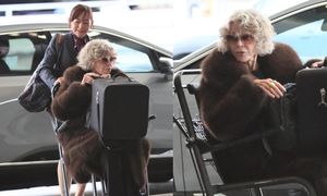 Jane Fonda porusza się na WÓZKU INWALIDZKIM. Mimo niedyspozycji ruchowej 88-latka wciąż zachwyca elegancją (ZDJĘCIA)