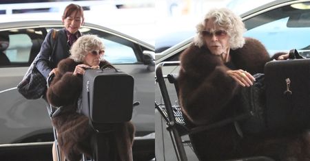 Jane Fonda porusza się na WÓZKU INWALIDZKIM. Mimo niedyspozycji ruchowej 88-latka wciąż zachwyca elegancją (ZDJĘCIA)
