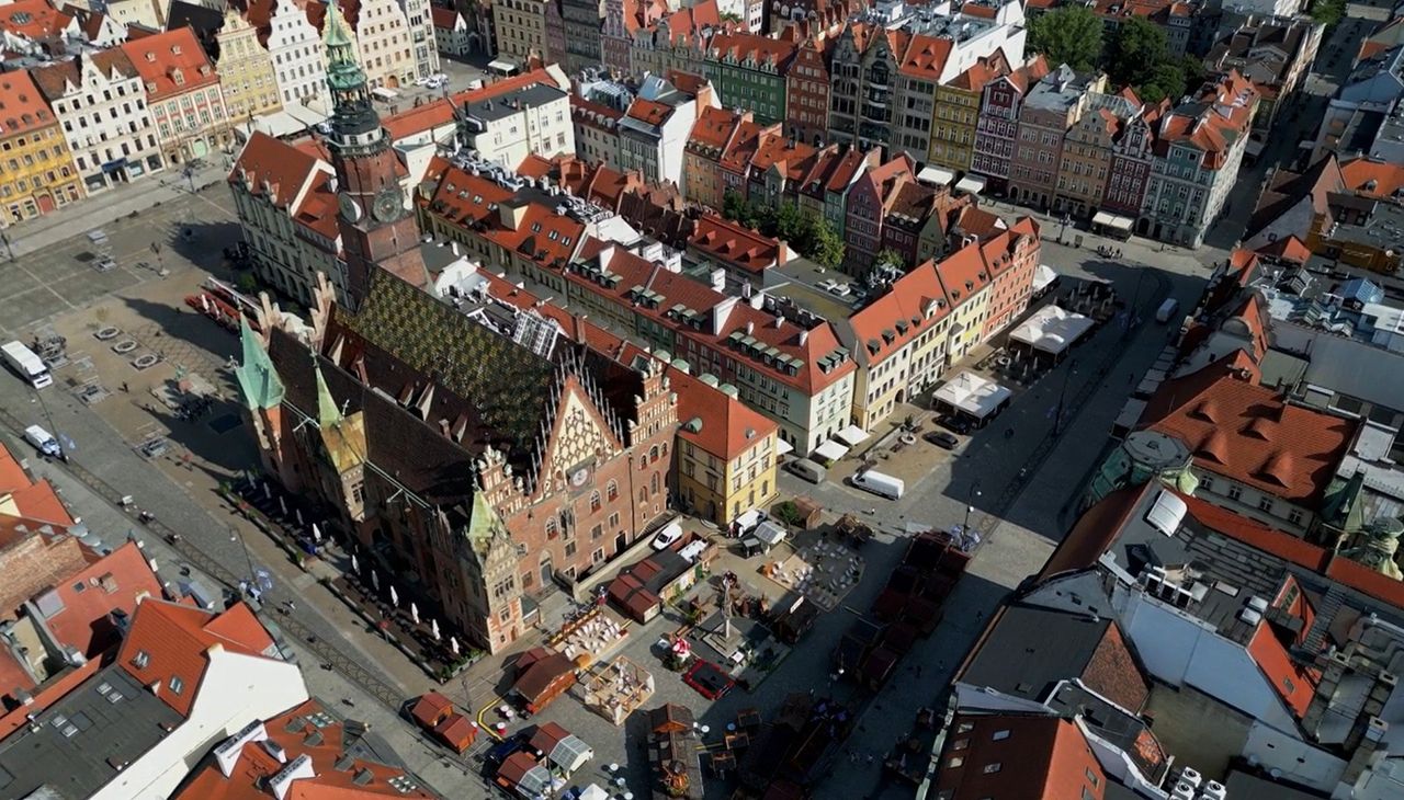 Wrocław: Średnio 6 tys. zł dla specjalisty i nawet 19 tys. zł dla dyrektora. Tak płacą w magistracie. Upubliczniono pensje urzędników