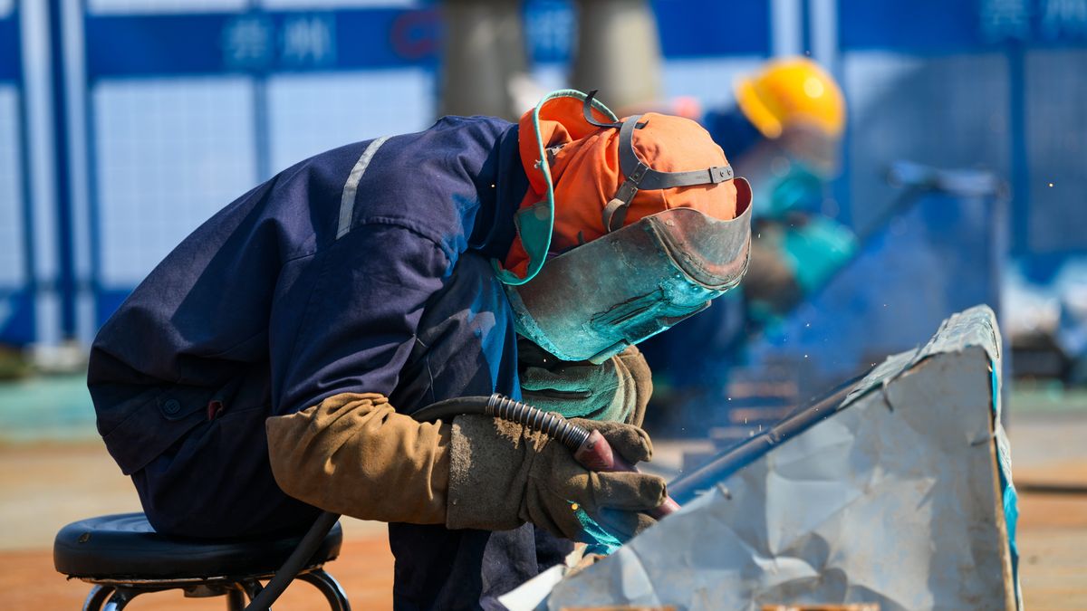 QIANNAN, CHINA - FEBRUARY 28, 2025 - Workers work on the deck of Huajiang Canyon Bridge in Qiannan, Guizhou province, China, Feb 28, 2025. With a vertical height of 625 meters from the water surface, the bridge is the world's first high bridge and the world's first mountain span bridge. (Photo credit should read CFOTO/Future Publishing via Getty Images)