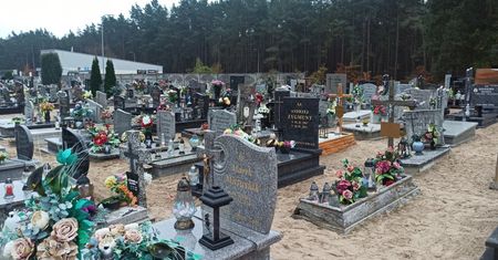 Przygotowania do Dnia Wszystkich Świętych na chodzieskim cmentarzu