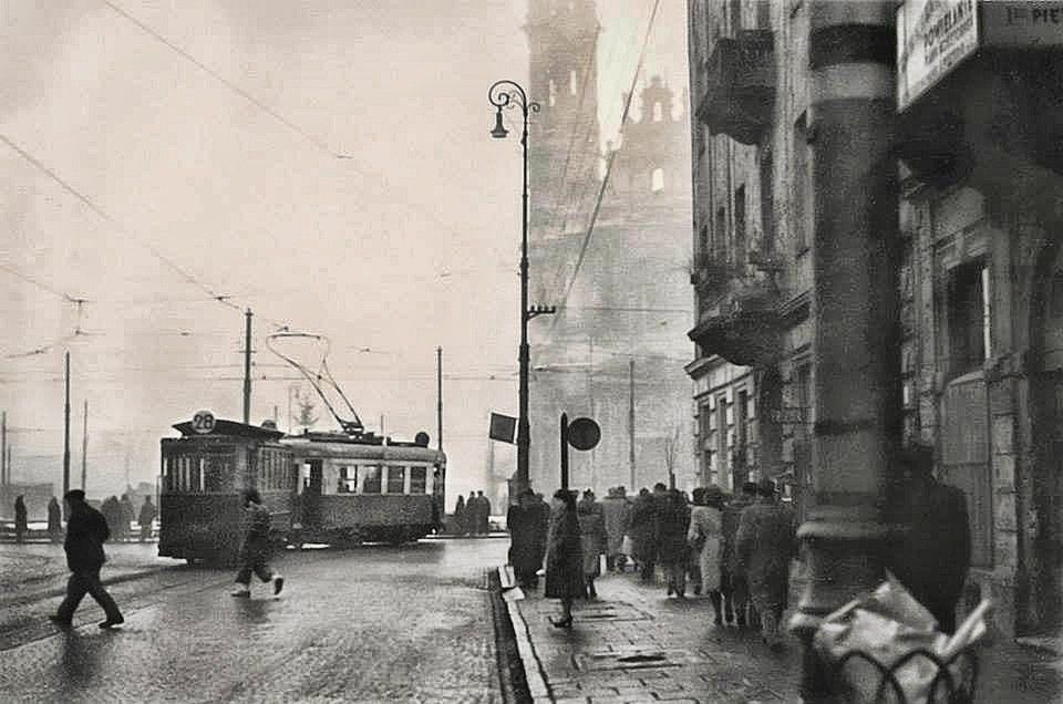 Warszawa lat czterdziestych [NIEZWYKŁE ZDJĘCIA]