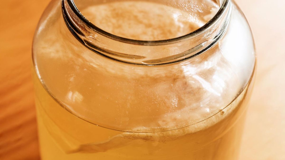 Kombucha to fermentowany napój o słodko-kwaśnym smaku.