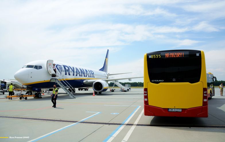 samolot autobus lotnisko port lotniczy ryanair 