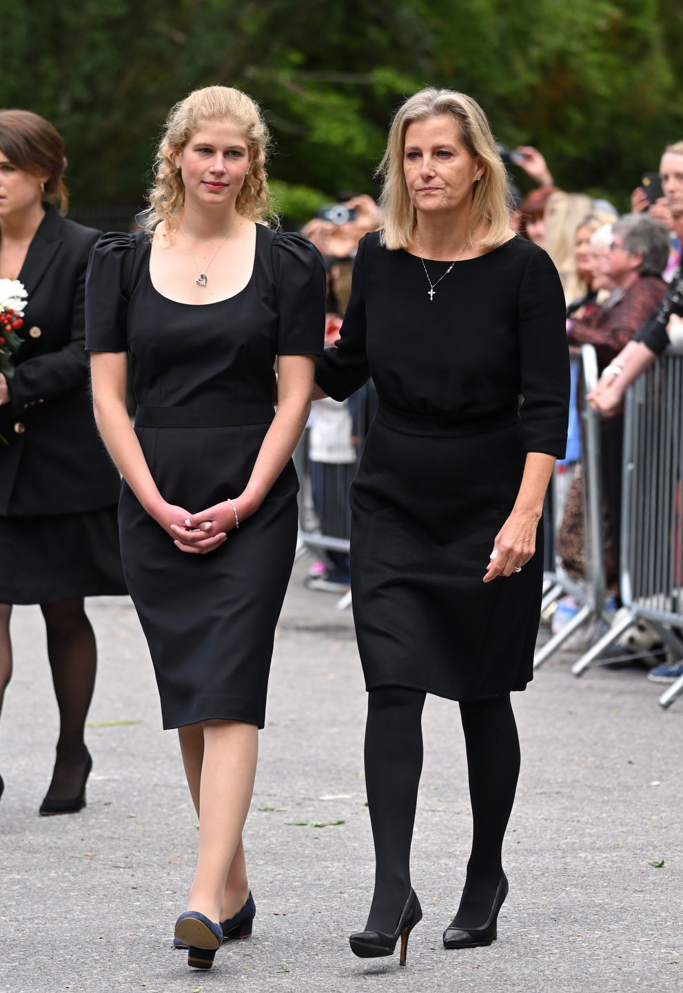 Lady Louise Windsor i członkowie rodziny królewskiej spacerują po Balmoral po nabożeństwie w intencji królowej Elżbiety II