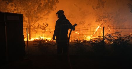 Ogromny pożar we Francji. Ewakuowano już ponad 100 tys. osób