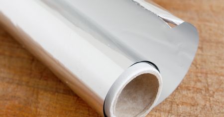 Zwiń folię aluminiową w kulkę i wrzuć do zmywarki. Będziesz zachwycony
