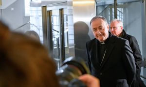 Biskup Andrzej Jeż ujawnił przed sądem, ile zarabia. Zaskoczeni?