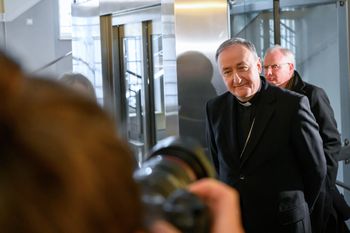 Biskup Andrzej Jeż ujawnił przed sądem, ile zarabia. Zaskoczeni?