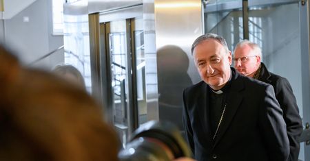 Biskup Andrzej Jeż ujawnił przed sądem, ile zarabia. Zaskoczeni?