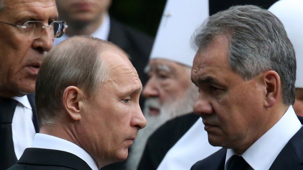 Russian President Vladimir Putin attends the funeral for Former Russian Prime Minsiter Yergeny PrimakovMOSCOW, RUSSIA - JUNE 29: Russian President Vladimir Putin (C), Defence Minister Sergei Shoigu (R) and Foreign Minister Sergei Lavrov (L) attends the funeral for former Prime Minister Yevgeny Primakov at Novodevichy Monastery Cemetery on June 29, 2015 in Moscow, Russia.  Russian politician and diplomat Yevgeny Primakov, 85, died on June 26, 2015. (Photo by Sasha Mordovets/Getty Images)Sasha Mordovets
