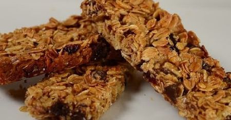 Przepis na batony granola. Zdrowa przekąska z 3 składników