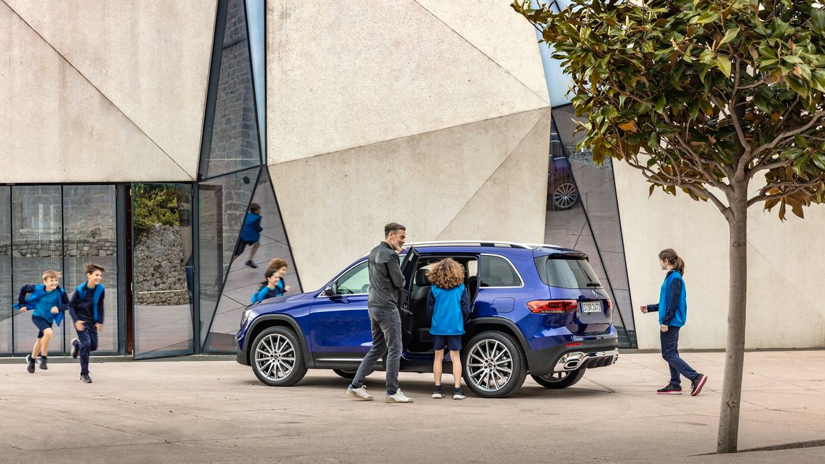 Mercedes GLB to wyjątkowo praktyczny i rodzinny SUV. Ma siedem siedzeń, pojemny bagażnik i przestronne wnętrze.
