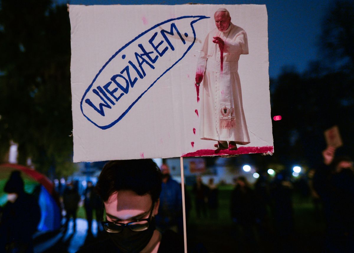 Protest w Krakowie po emisji dokumentu "Don Stanislao" o udziale Jana Pawła II i Stanisława Dziwisza w kryciu kościelnej pedofilii 