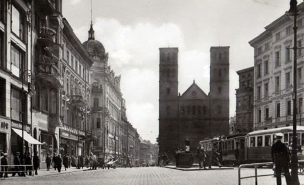 Cień przeszłości na Półwiejskiej – tajemnice zburzonego kościoła w sercu Poznania