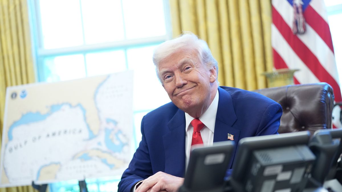 US President Donald Trump smiles as he speaks to reporters after signing a series of Executive Orders in the Oval Office of the White House in Washington, DC, USA, 09 April 2025. EPA/CHRIS KLEPONIS /POOL Dostawca: PAP/EPA.