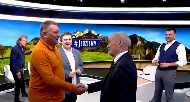 Stali goście „#Jedziemy” w TVP Info podziękowali na wizji Antoniemu Macierewiczowi (wideo)