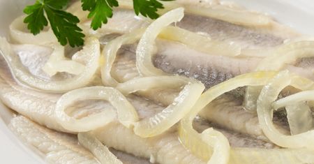 Najgorszy błąd przy moczeniu śledzi. Stają się gorzkawe i niesmaczne