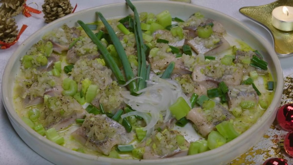 Śledzie to jedno z dań na wigilijnym stole.