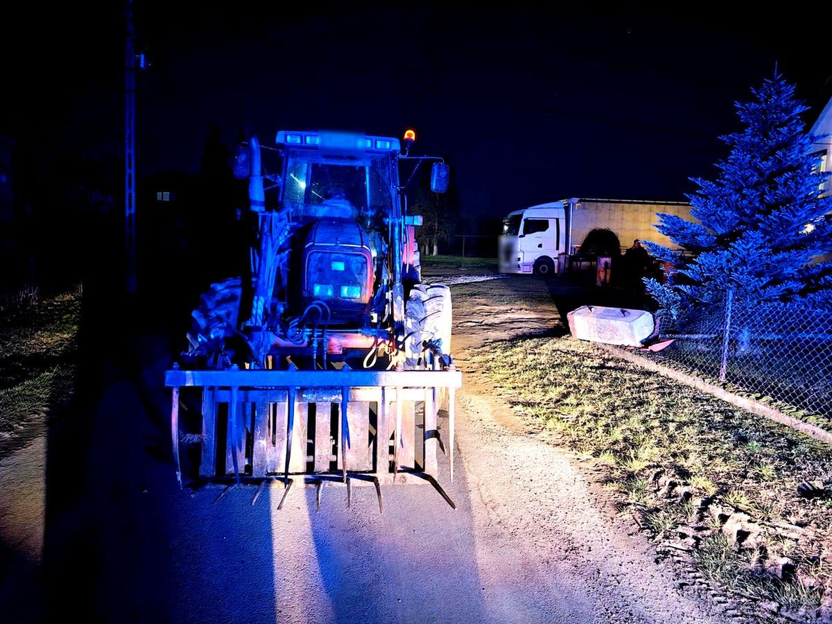 Pow. piotrkowski: 2,5 promila i trzy dożywotnie zakazy. 47-latek wjechał traktorem w ogrodzenie