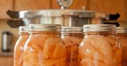Zalewam owoc syropem i zamykam w słoiku. To słodka przekąska na zimę